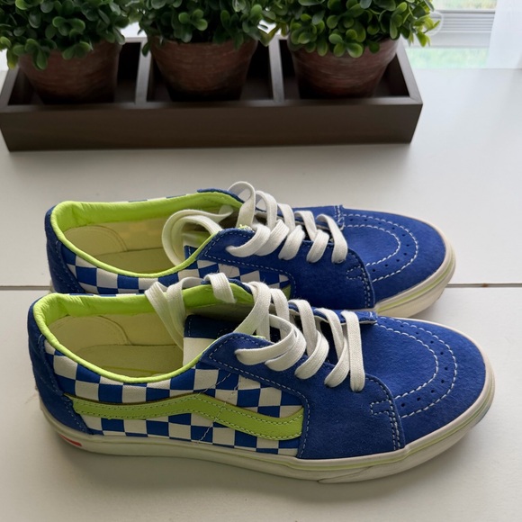 Trendy Vans Sneakers - Picture 3 of 14